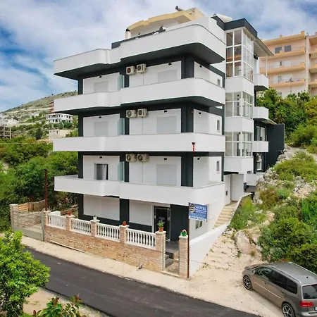 & Eleanna Apartament *
