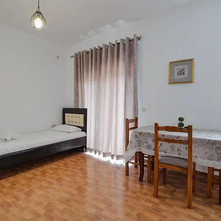 & Eleanna Apartament