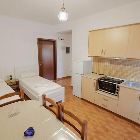 & Eleanna Apartament