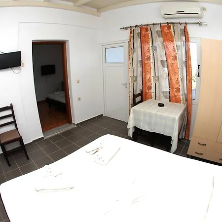 & Eleanna Apartment *